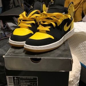 Air Jordan 1 Retro in Black/yellow/white size 6 (Y)